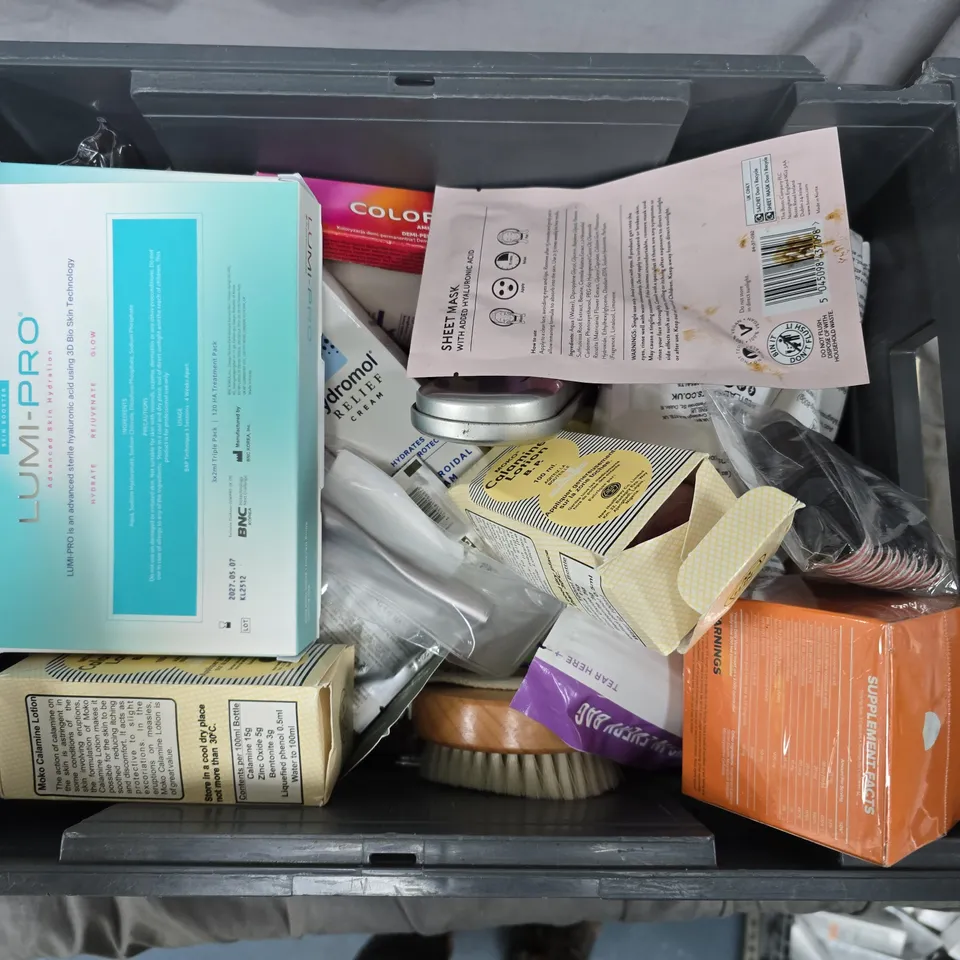 APPROXIMATELY 15 ASSORTED HEALTH & BEAUTY PRODUCTS TO INCLUDE AUSSIE CONDITIONER, WESTLAB BATH SALTS, NON-STERODIAL CREAM, ETC - COLLECTION ONLY