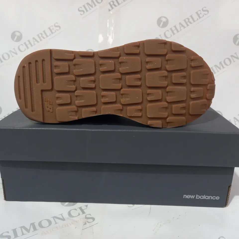 BOXED PAIR OF NEW BALANCE TRAINERS IN SANDSTONE COLOUR UK SIZE 5.5