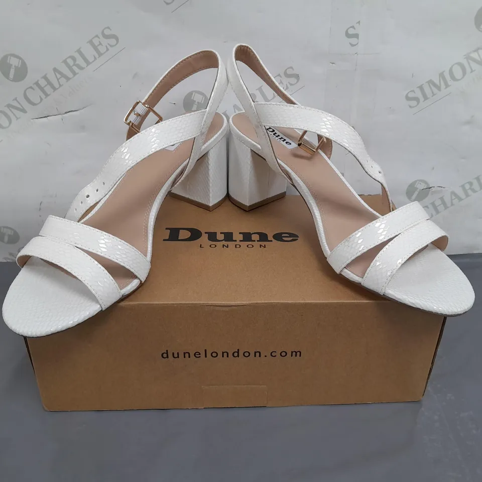 BOXED PAIR OF DUNE LONDON OPEN TOE BLOCK HEEL SANDALS IN WHITE SIZE 7