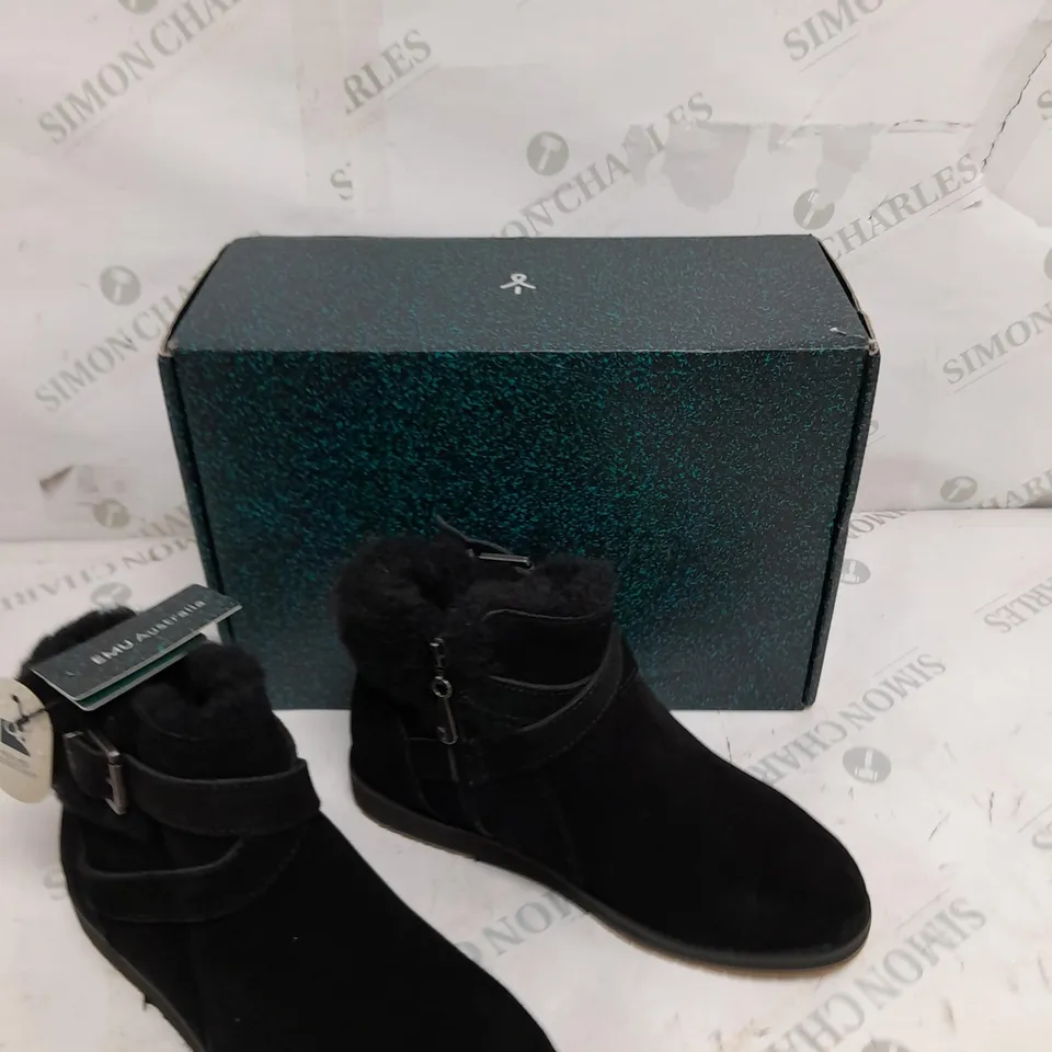 BOXED PAIR OF EMU MERAK SUEDE BOOTS IN BLACK - SIZE 5