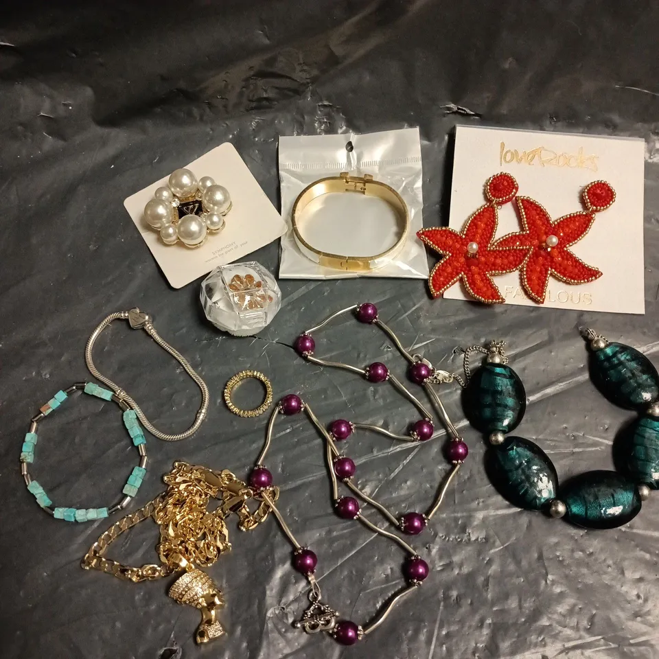 APPROXIMATELY 20 ASSORTED JEWELLERY PRODUCTS TO INCLUDE EARRINGS, NECKLACES, BRACELETS ETC