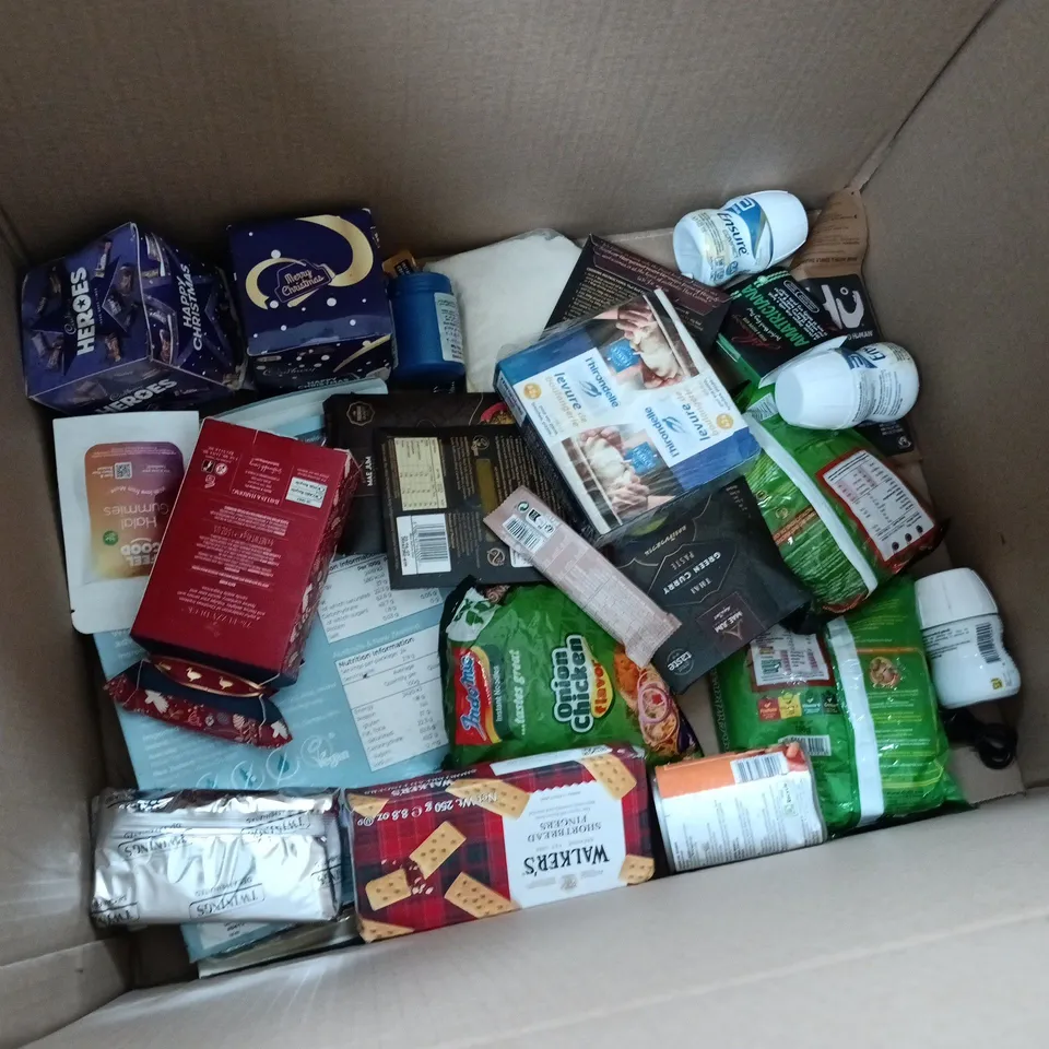 LOT OF APPROXIMATELY 30 ASSORTED FOOD ITEMS TO INCLUDE TRANSFORM A SNACK, BISCUIT TIN AND HOTEL CHOCOLAT SACHETS