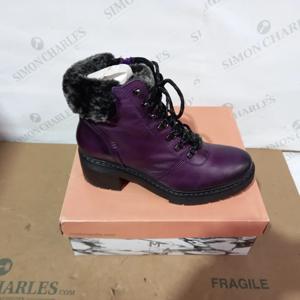 BOXED PAIR OF MODA IN PELLE - SIZE 40