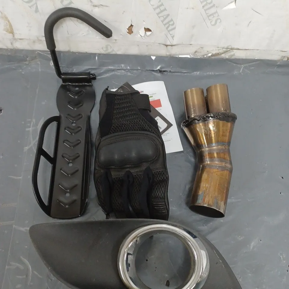 LARGE QAUNTIITY OF ASSORTED CAR ITEMS TO INCLUDE EXHAUST TIP - GLOVES - BIKE STAND / COLLECTION ONLY