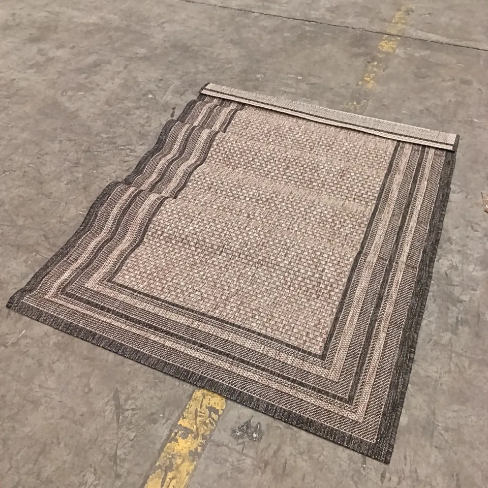 QUALITY DESIGNER AREA RUG - APPROXIMATELY 120CM X 170CM