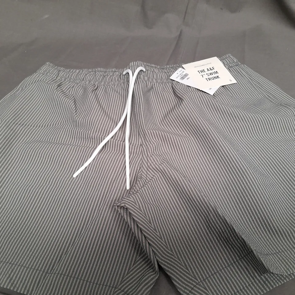 ABERCROMBIE & FITCH 7 SWIM TRUNK IN GREEN - SMALL