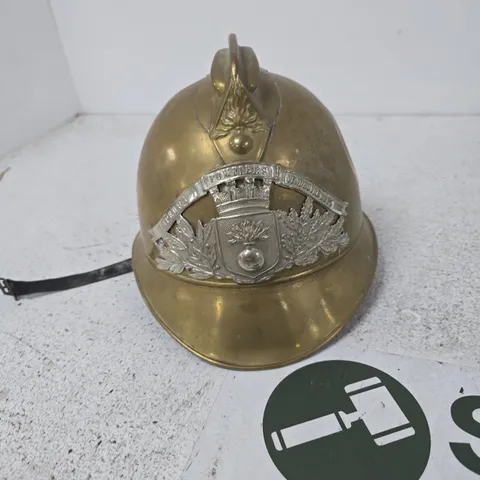 ANTIQUE BRASS FIREFIGHTERβS HELMET WITH CREST BADGE, VICTORIAN/EDWARDIAN STYLE