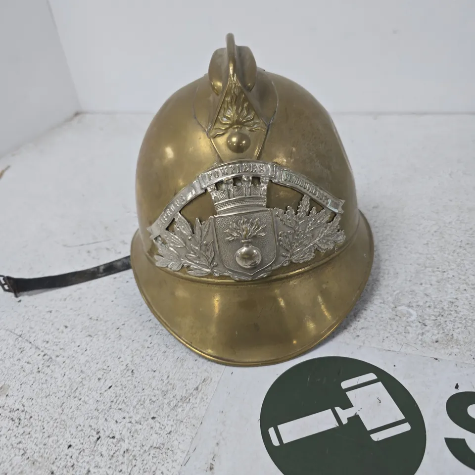 ANTIQUE BRASS FIREFIGHTER’S HELMET WITH CREST BADGE, VICTORIAN/EDWARDIAN STYLE