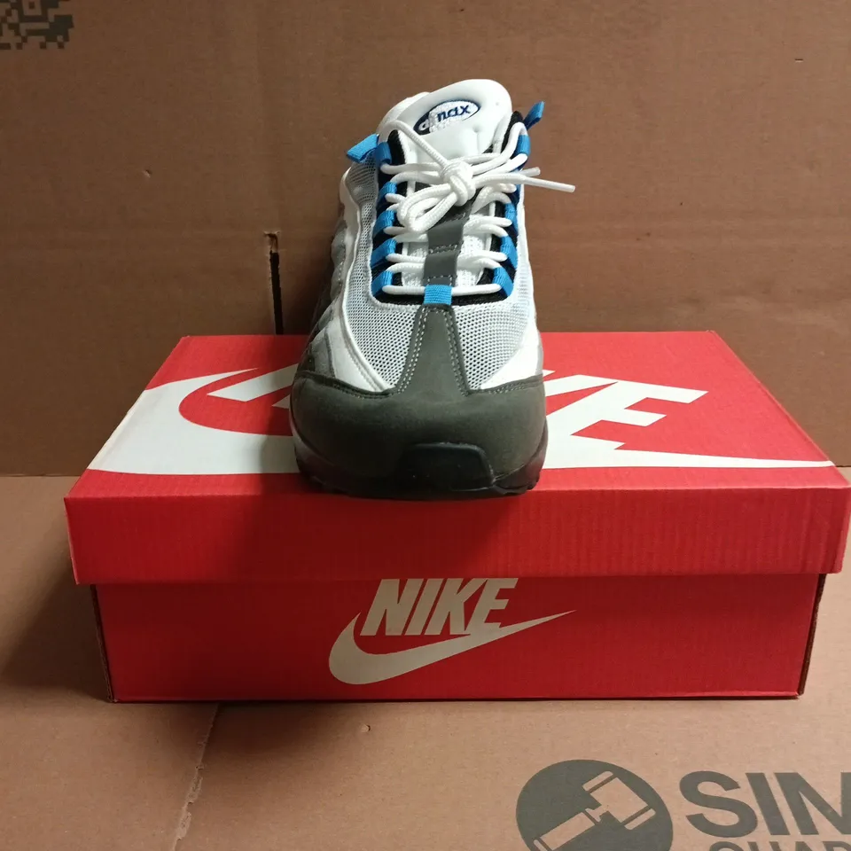 BOXED PAIR OF NIKE AIR MAX TRAINERS IN WHITE/GREY/BLUE SIZE UK 10