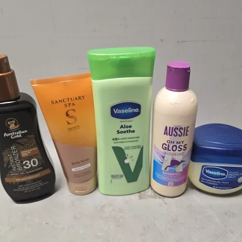 APPROXIMATELY 15 ASSORTED HEALTH & BEAUTY ITEMS TO INCLUDE - VASELINE ALOE SOOTHE , VASELINE , SANCTUARY SPA BODY SCRUB ETC