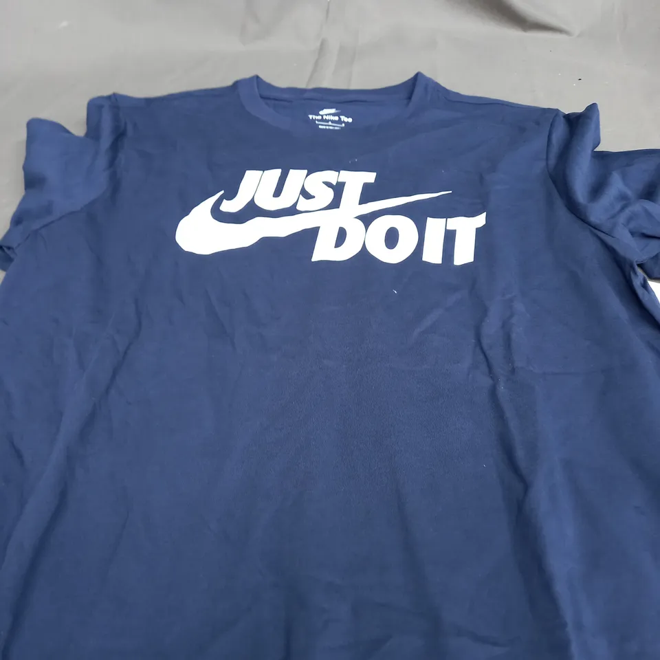 NIKE THE NIKE TEE IN NAVY - LARGE