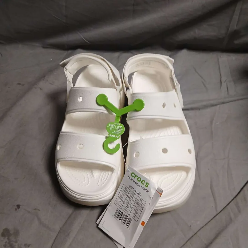 CROCS WHITE SANDALS WITH BACK STRAP – SIZE UK M3/W4