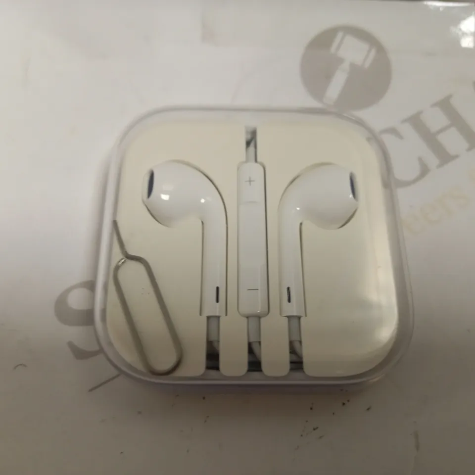 APPLE WIRED EARBUDS - WHITE WITH HEADPHONE JACK