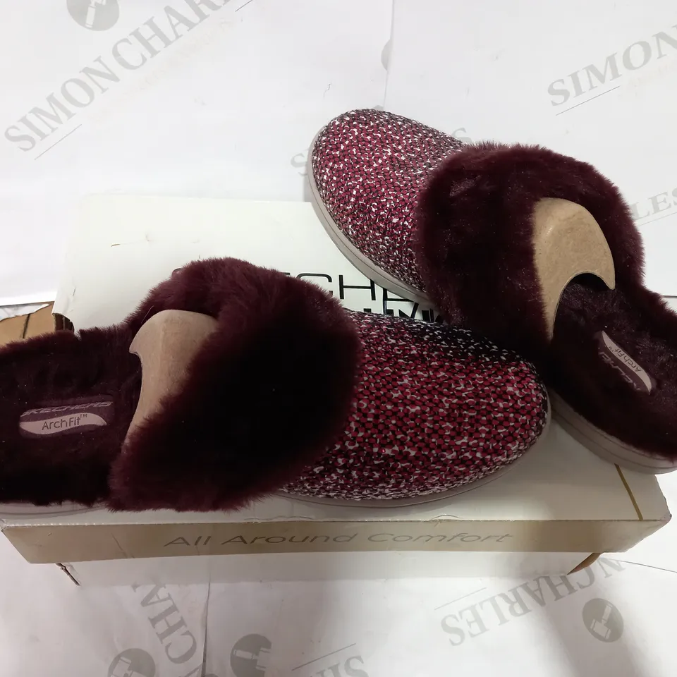 BOXED PAIR OF SKECHERS BURGUNDY SLIPPERS  - SIZE 5