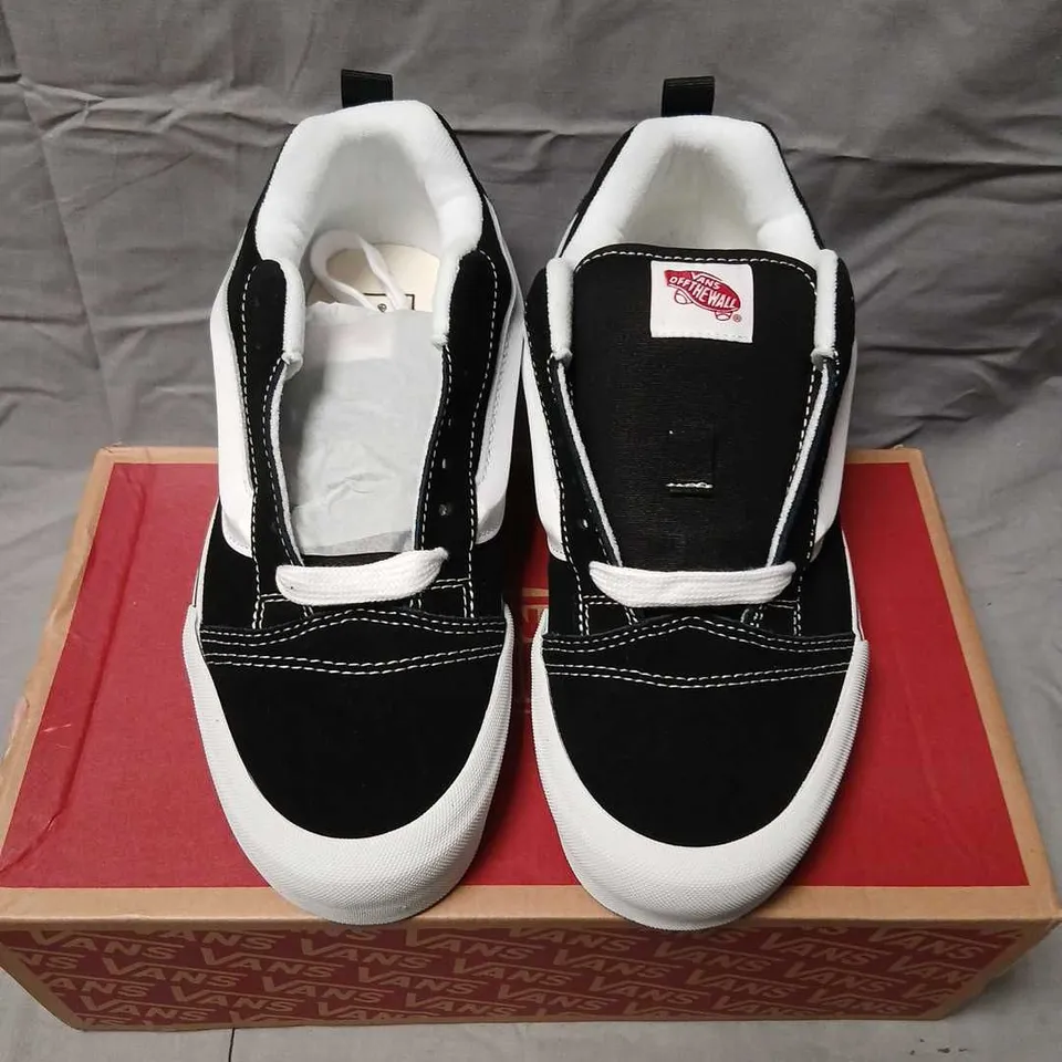 VANS KNU SKOOL BLACK/TRUE WHITE SNEAKERS – MEN’S US 9.5 (EU 42.5)