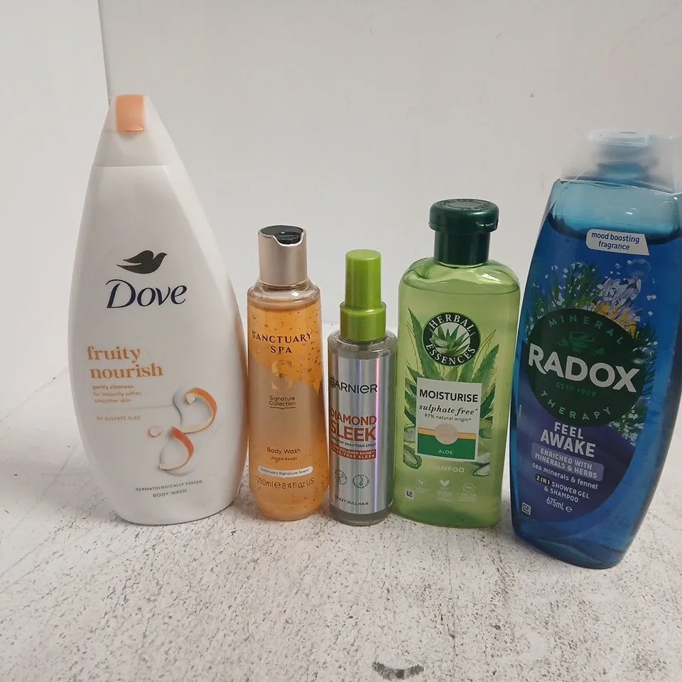 APPROXIMATELY 12 ASSORTED HEALTH & BEAUTY PRODUCTS TO INCLUDE DOVE FRUITY FLOURISH, RADOX FEEL AWAKE, SANCTUARY SPA, ETC - COLLECTION ONLY