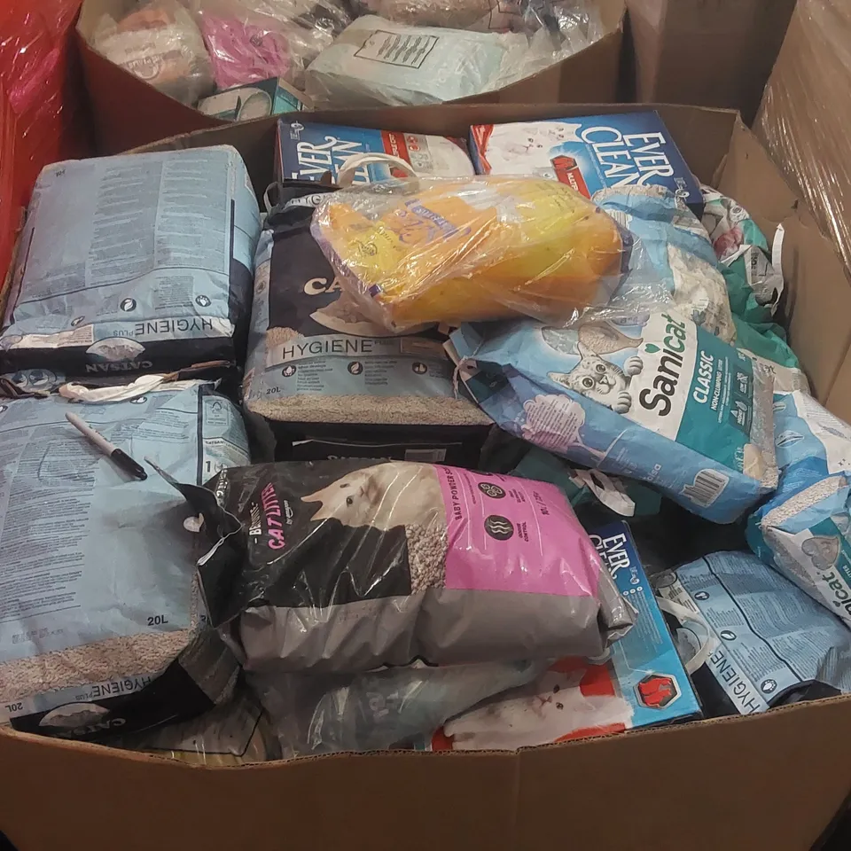 PALLET CONTAINING A LARGE QUANTITY OF ASSORTED PET PRODUCTS INCLUDING CAT LITTER