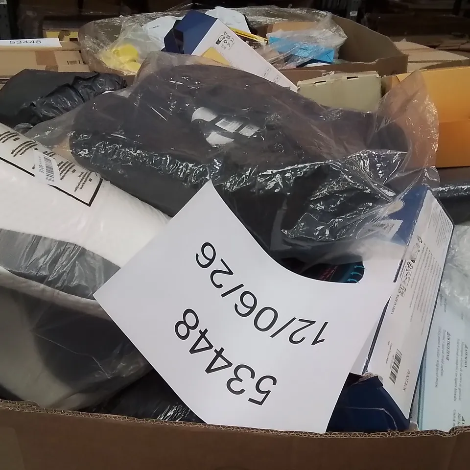 PALLET CONTAINING A LARGE QUANTITY OF PILLOWS