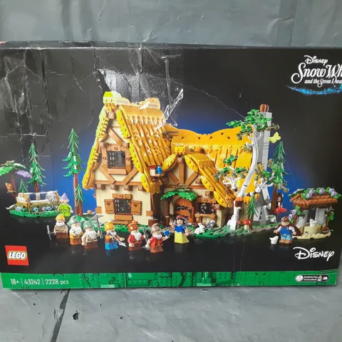 LEGO DISNEY SNOW WHITE AND THE SEVEN DWARFS’ COTTAGE 43242