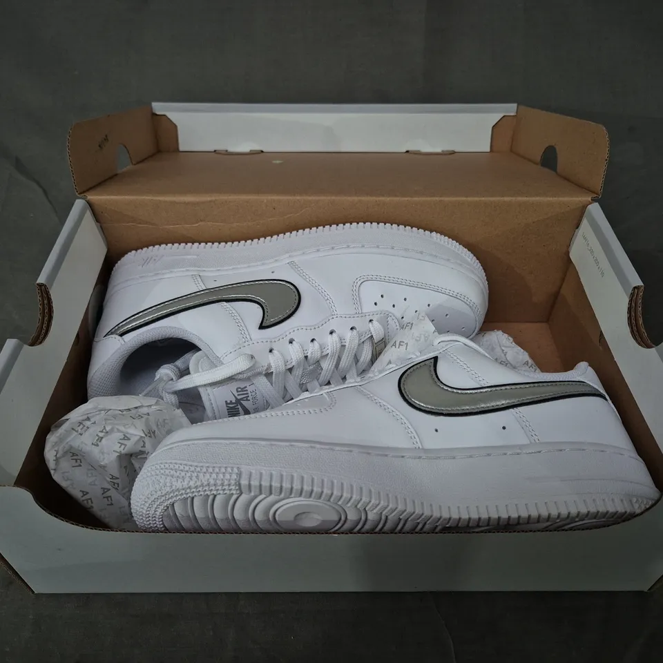 BRAND NEW BOXED PAIR OF NIKE WOMEN'S AIR FORCE 1 '07 ESS SHOES IN WHITE/METALLIC SILVER UK SIZE 4.5