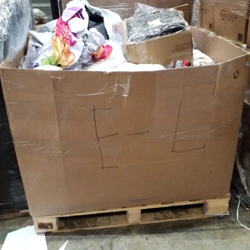 PALLET CONTAINING ASSORTED POOL INFLATABLES 