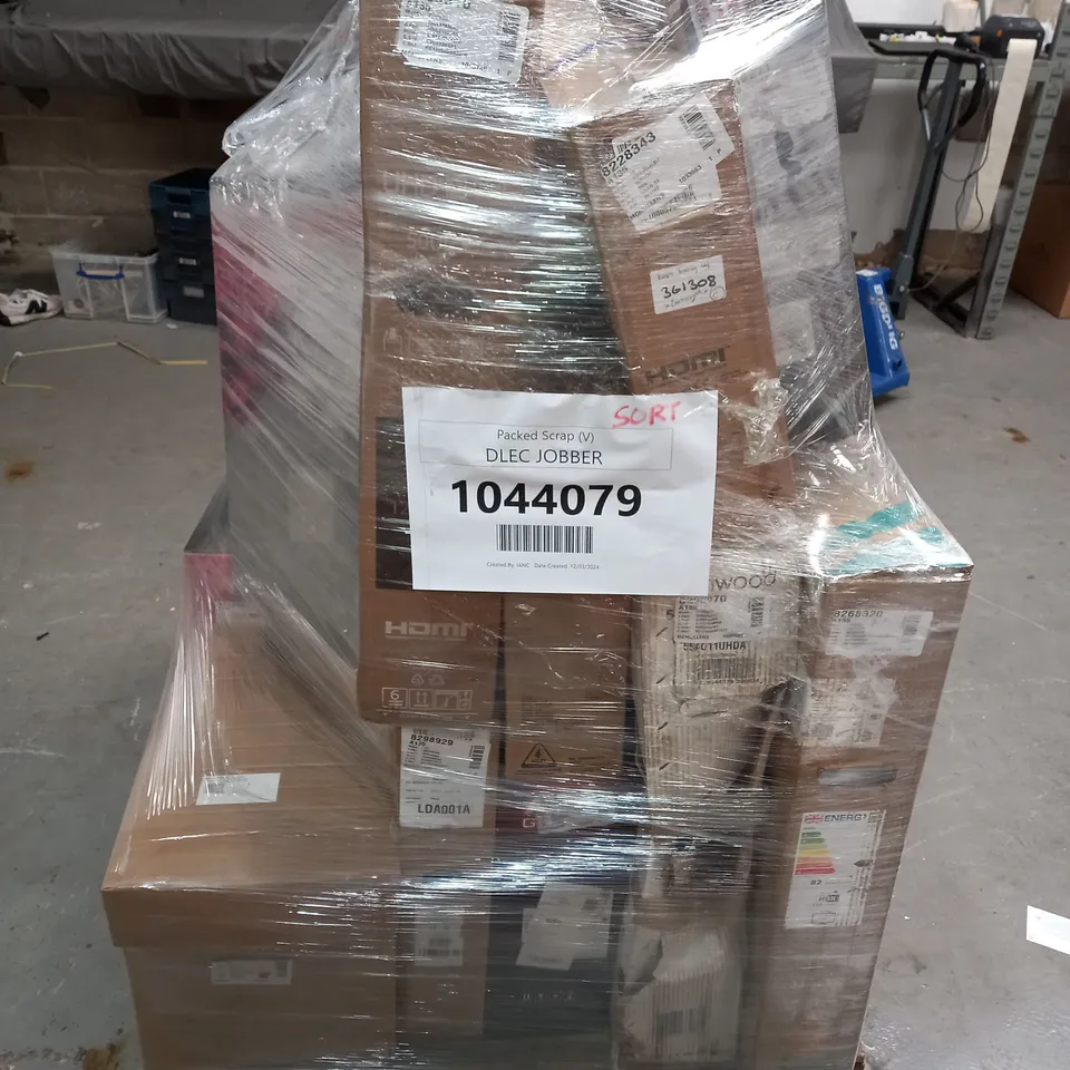 PALLET OF ASSORTED BROKEN AND FAULTY TELEVISIONS AND MONITORS TO INCLUDE AOC, HP AND TOSHIBA - COLLECTION ONLY 