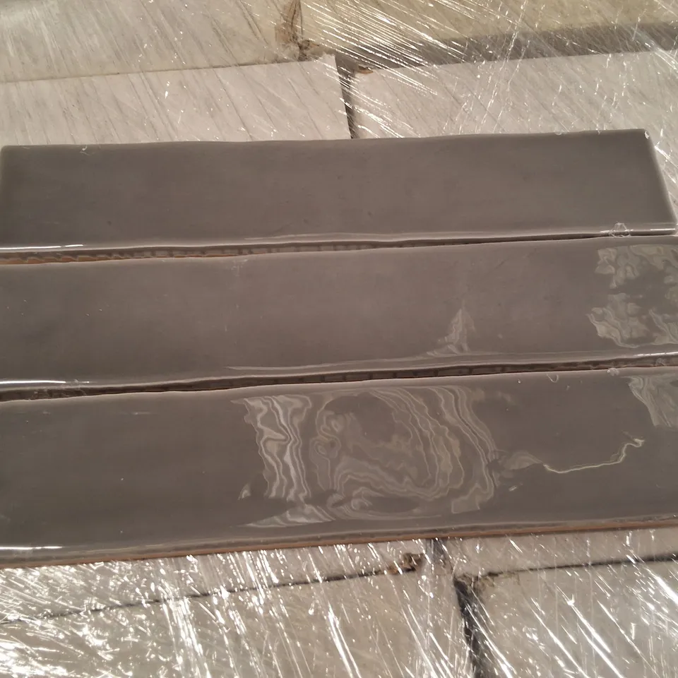 PALLET CONTAINING APPROXIMATELY 4920 BERT AND MAY SKINNY LIMESTONE METRO TILES 25CM×5CM×0.9CM