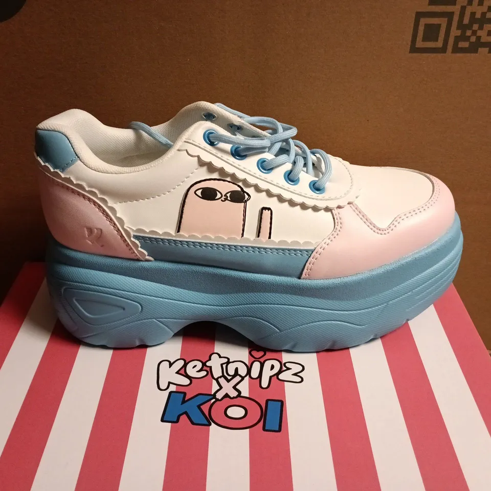  BOXED  KOI KETNIPZ BEAN SAYS HI CHUNKY TRAINERS IN BLUE - UK 5