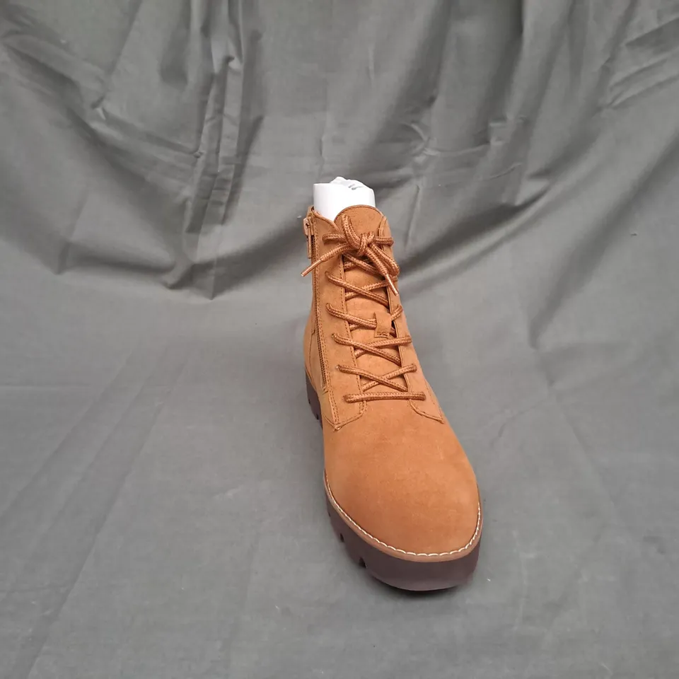 PAIR OF VIONIC LARSON LACE UP BOOTS IN TOFFEE SIZE 5