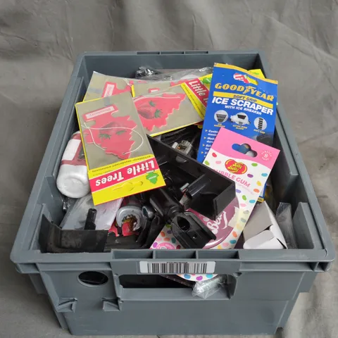 APPROXIMATELY 8 ASSORTED VEHICLE PARTS & ACCESSORIES