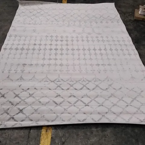 GEOMETRIC AREA RUG APPROXIMATELY 200X275CM