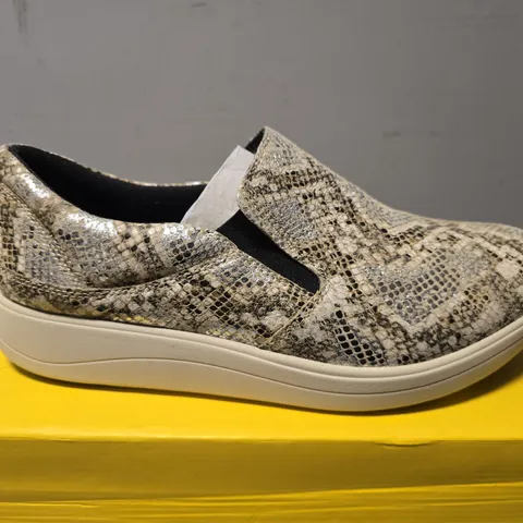 BOXED STRIPE SLIP ON SHOES - SIZE 8