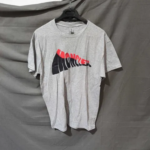GILDAN ULTRA COTTON GREY T-SHIRT WITH RED/BLACK CHEST GRAPHIC – UK M