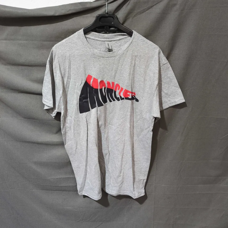GILDAN ULTRA COTTON GREY T-SHIRT WITH RED/BLACK CHEST GRAPHIC – UK M