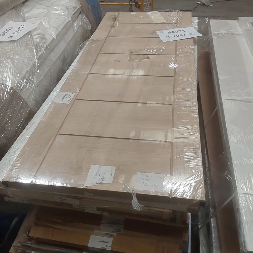 PALLET CONTAINING A VERY LARGE QUANTITY OF ASSORTED WOODEN INTERNAL DOORS