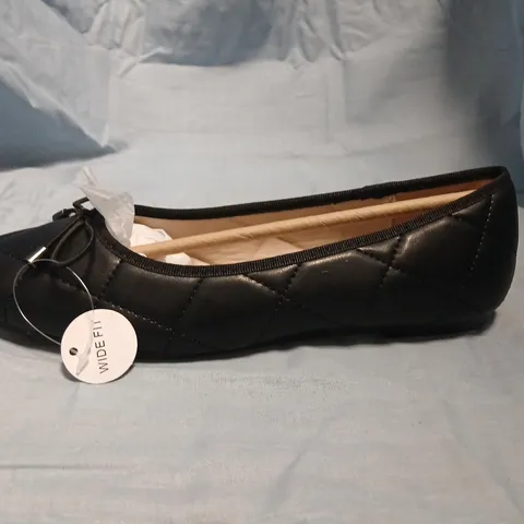 TRUFFLE COLLECTION BLACK QUILTED BALLET FLATS – WIDE FIT SIZE 6