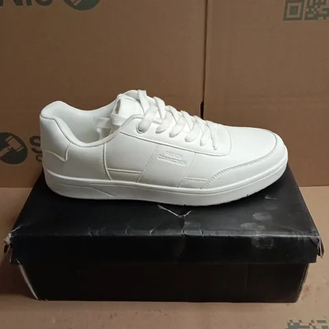 BOXED PAIR OF FRENCH CONNECTION MENS KNIGHT 2 TRAINERS IN WHITE MONO - 10