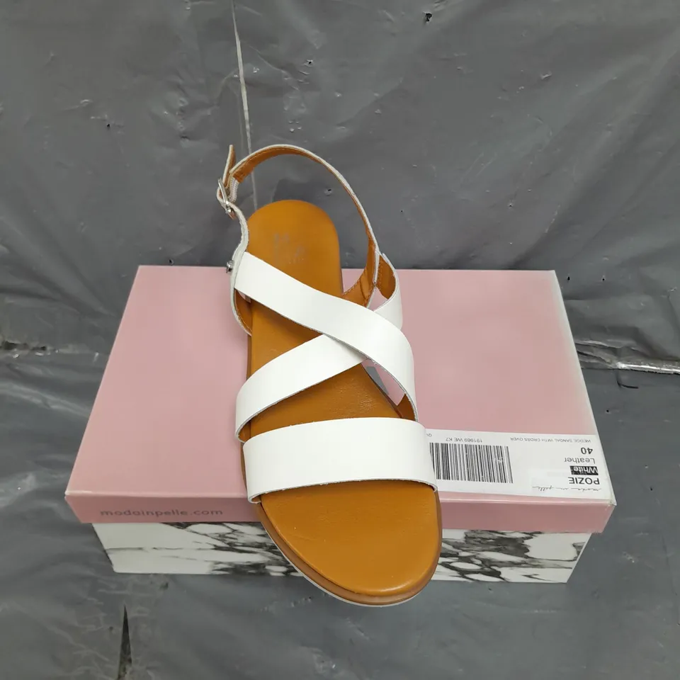BOXED PAIR OF MODA IN PELLE WEDGE SANDAL WITH CROSS OVER IN WHITE LEATHER SIZE 7