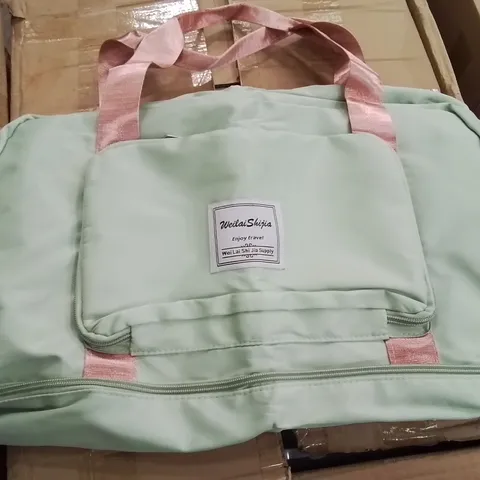 BOX CONTAINING LARGE AMOUNT OF TRAVEL BAGS