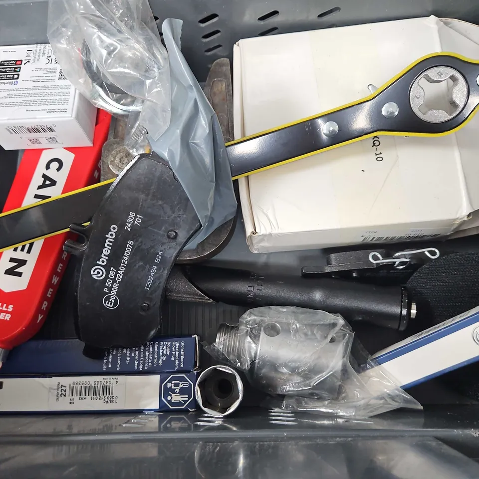 TOTE OF APPROXIMATELY 10 ASSORTED VEHICLE ITEMS TO INCLUDE - CAR POWERED FRAGRANCE REFILL , GLOW PLUG ETC