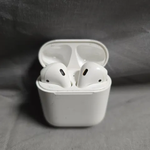 APPLE AIRPODS WIRELESS EARBUDS WITH CHARGING CASE 