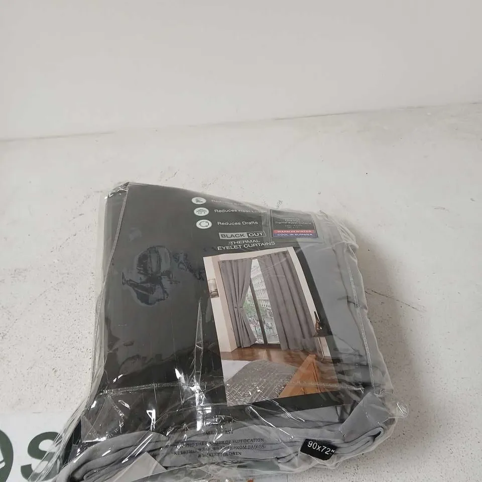 BOX OF APPROXIMATELY 8 ASSORTED HOUSEHOLD ITEMS TO INCLUDE ECO BLACK OUT THERMAL EYELET CURTAINS, PINEAPPLE ELEPHANT GREEN THROW ETC