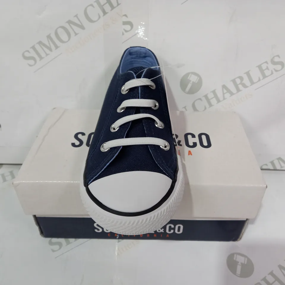 BOXED PAIR OF SOULCAL & CO CANVAS LOW KIDS SHOES IN NAVY UK SIZE 9
