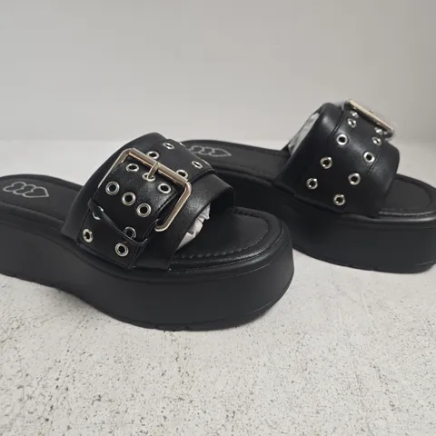 BOXED PAIR OF UNBRANDED OPEN TOE PLATFORM SANDALS WITH BUCKLE IN BLACK SIZE 3