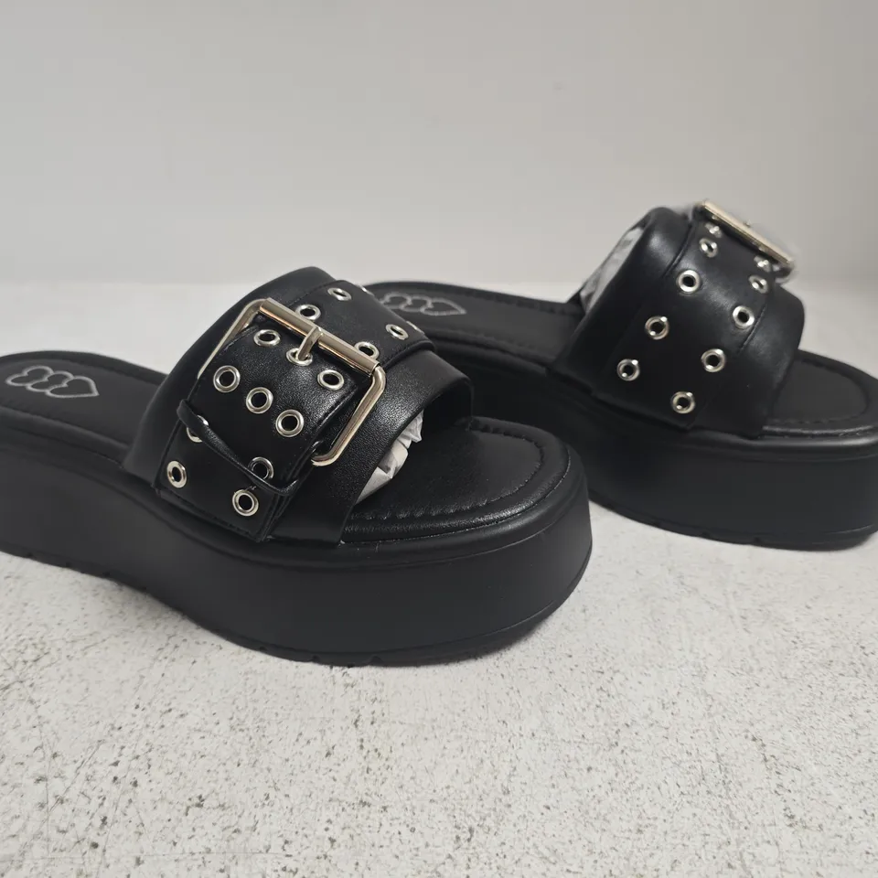 BOXED PAIR OF UNBRANDED OPEN TOE PLATFORM SANDALS WITH BUCKLE IN BLACK SIZE 3
