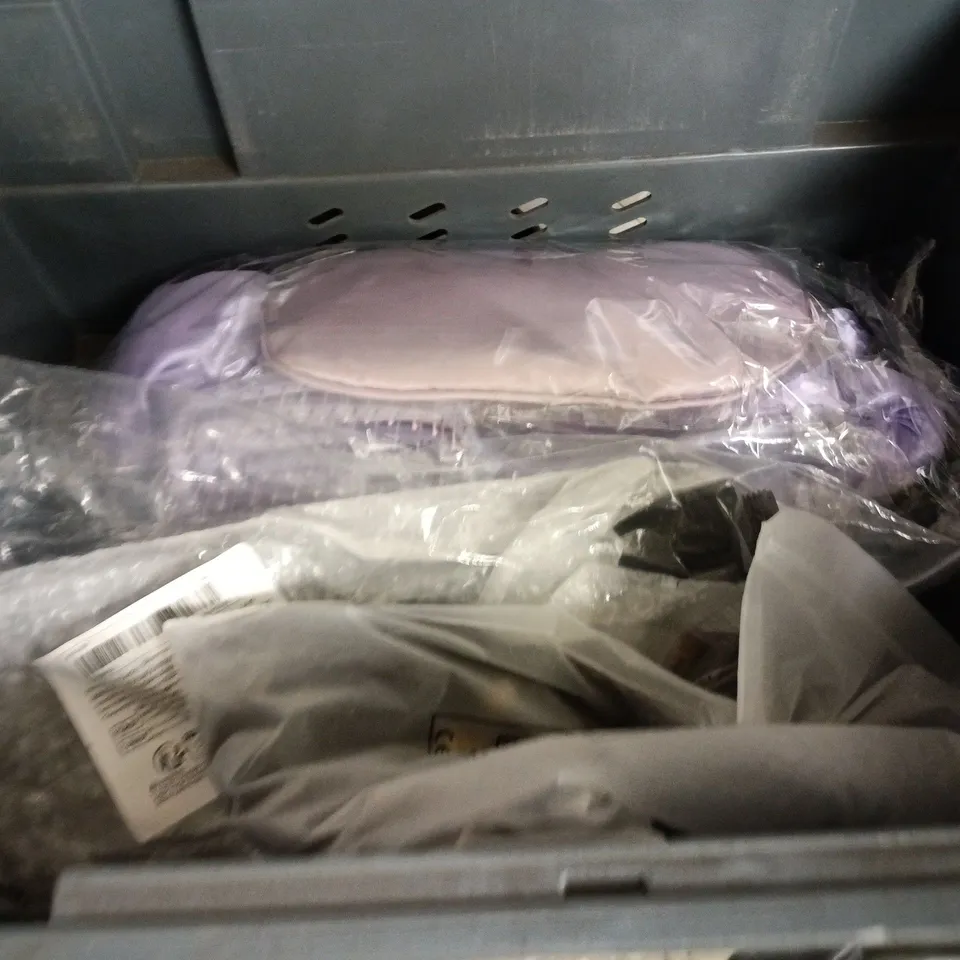 LOT OF 10 ASSORTED HEALTH AND BEAUTY ITEMS TO INCLUDE MAKE UP BAG, HAIR BRUSHES AND HAIR CURLERS