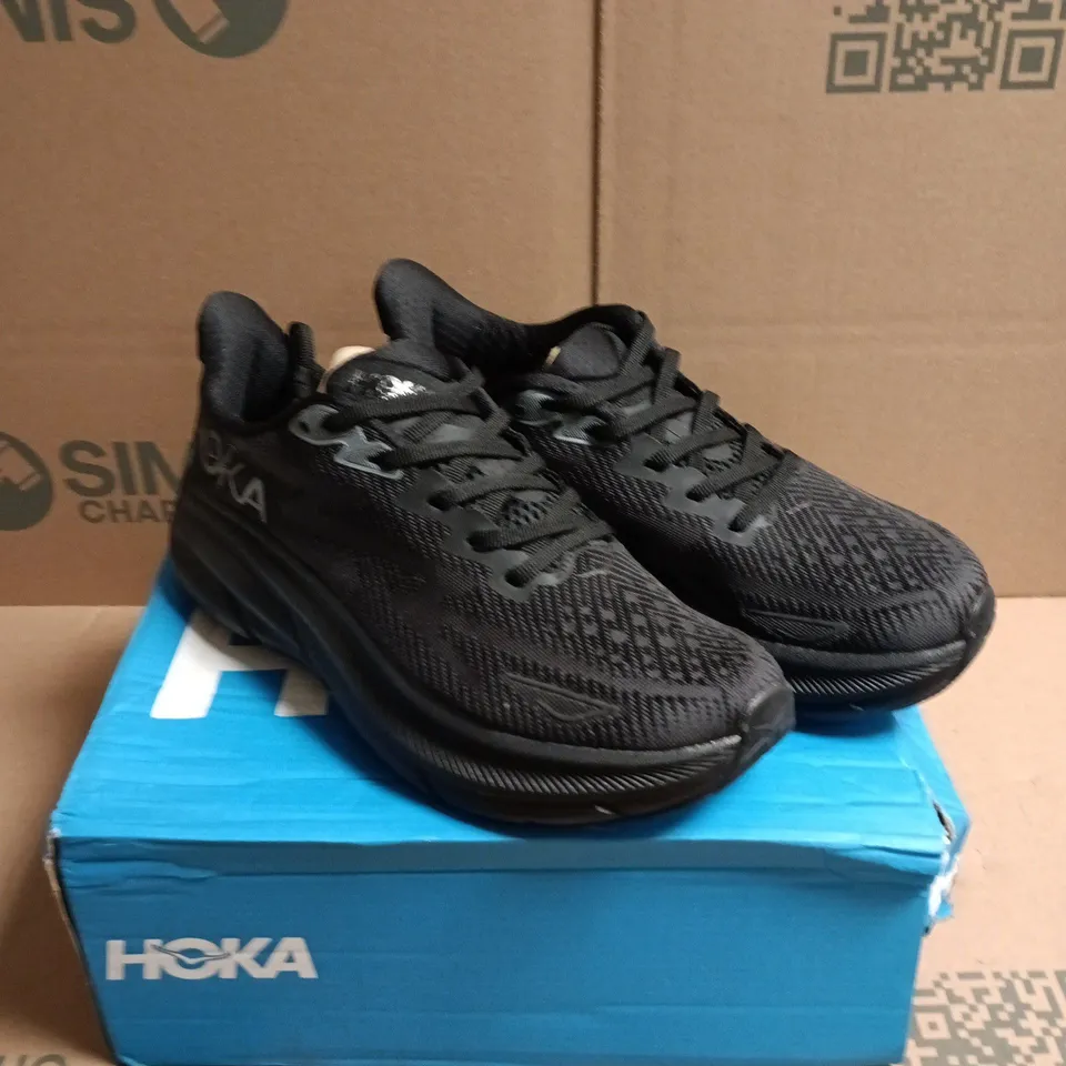 BOXED PAIR OF HOKA CLIFTON 9 RUNNING SHOES IN BLACK - 5.5