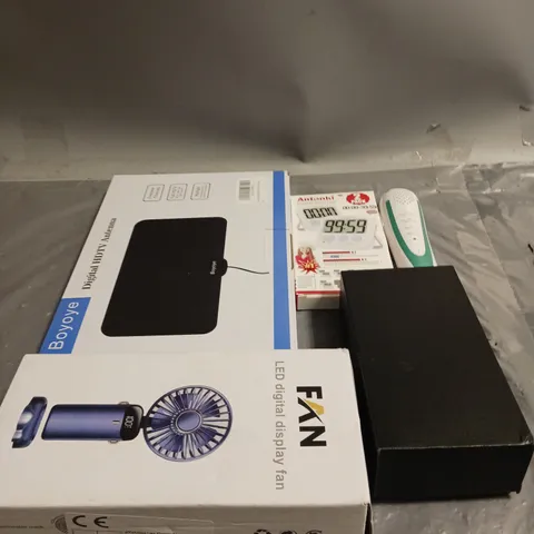 APPROXIMATELY 30 ASSORTED ELECTRICAL ITEMS TO INCLUDE FANS , ANTENNA , CHARGING CABLES , ETC