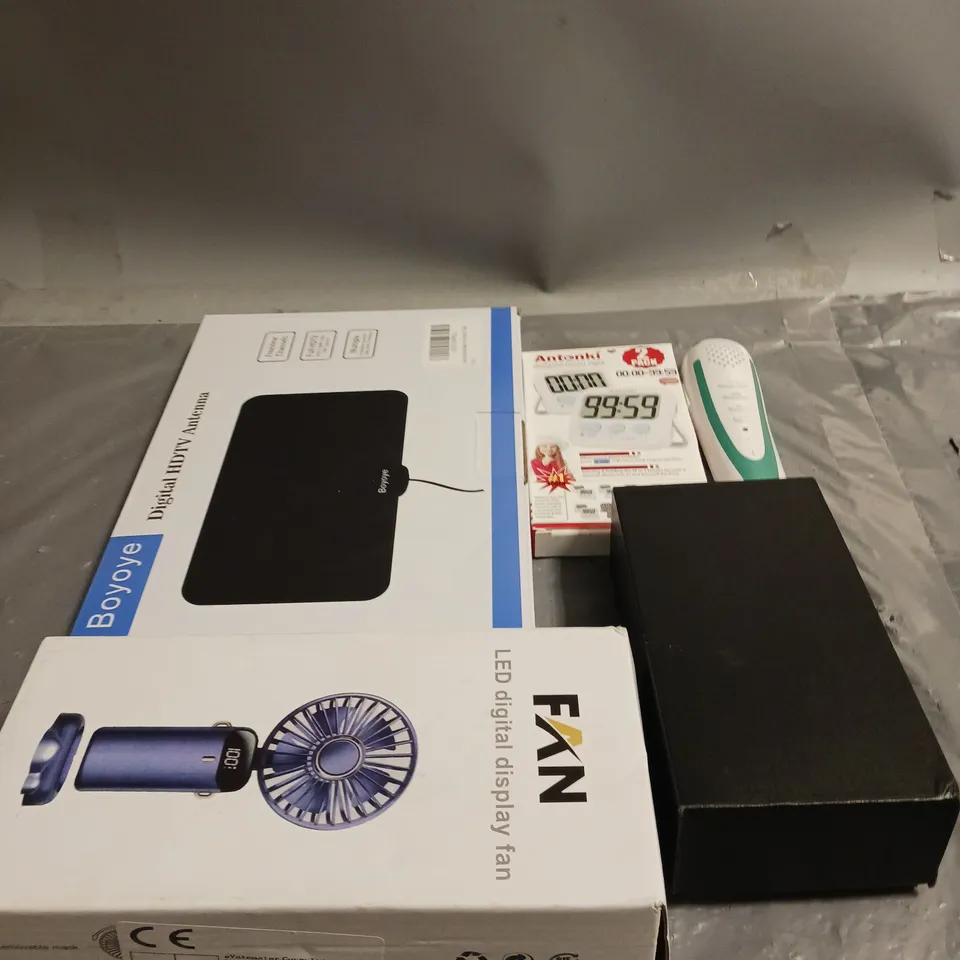 APPROXIMATELY 30 ASSORTED ELECTRICAL ITEMS TO INCLUDE FANS ,  ANTENNA , CHARGING CABLES , ETC