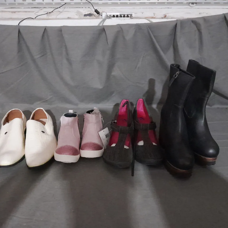 APPROXIMATELY 10 BOXED PAIR OF ASSORTED SHOES IN VARIOUS STYLES AND SIZES 